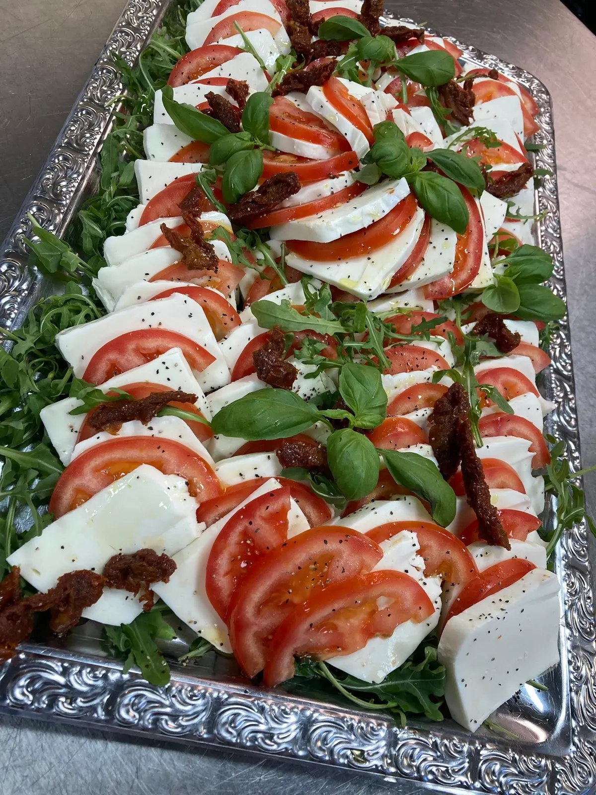 Caprese-sallad med tomat och mozzarella