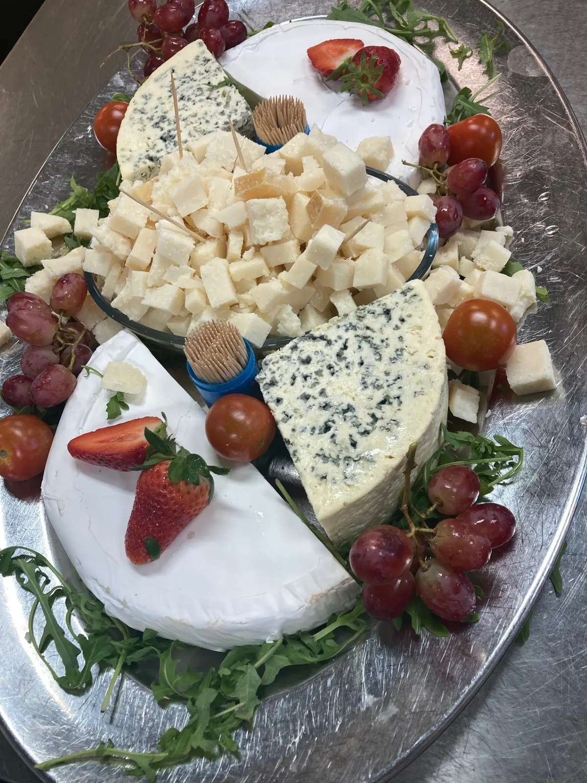 Ostbricka med blåmögelost, parmesan och brie