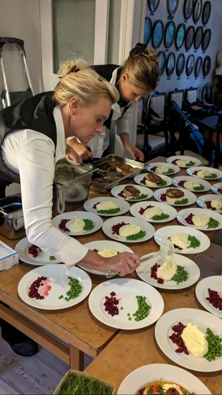 Teamet dukar upp varmrätter med mos, ärtor och lingon